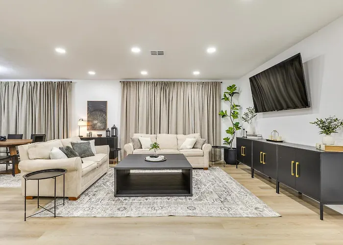 Walk To City Center: Modern Coral Springs Getaway