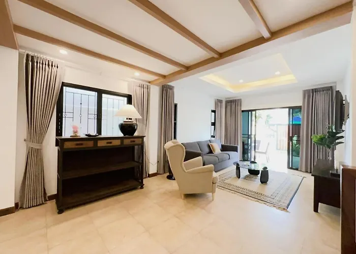 3 Bedroom Renovated Villa 3 Minutes To The Beach