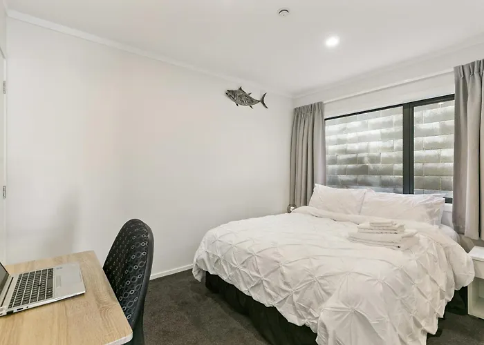 Modern 1 Bed Smart Flat In Upper Hutt With Full Kitchen, Parking - 5 Minutes To Brewtown