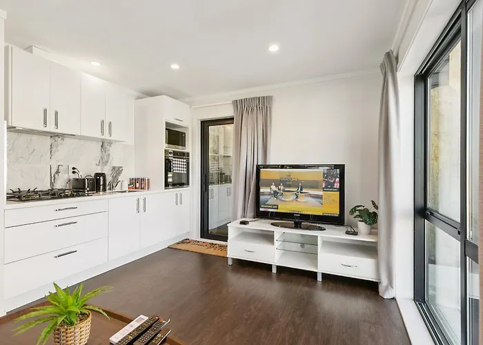 Modern 1 Bed Smart Flat In Upper Hutt With Full Kitchen, Parking - 5 Minutes To Brewtown