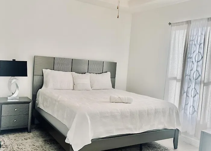 Luxe 3Br & 2Ba Condo Near Airport & Shopping Mall