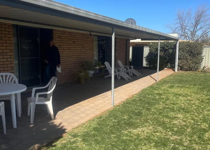 Quiet Court Easy Stroll Shops 500 Metres From Centro