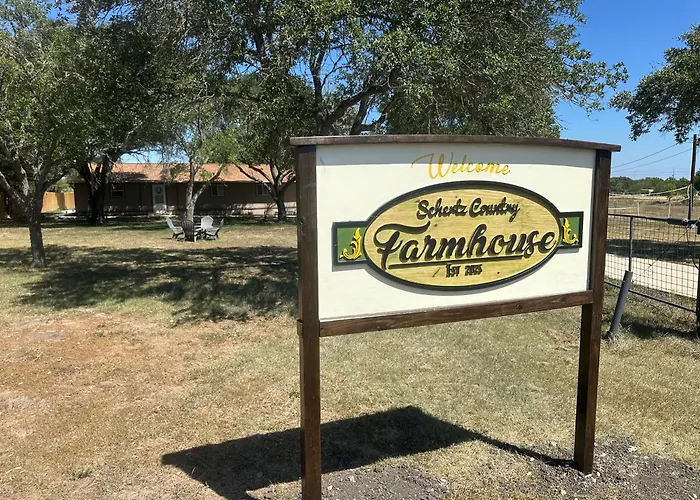Schertz Country Farmhouse On 1 Acre With Gameroom
