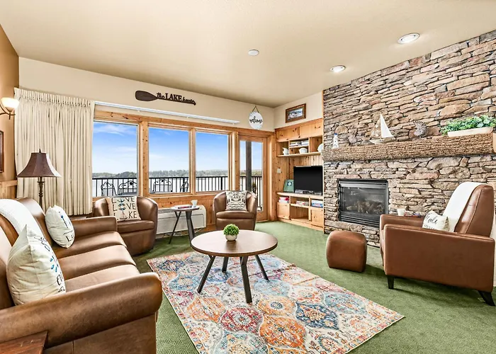 Amazing Lake View King Suite, Kitchen & Pools