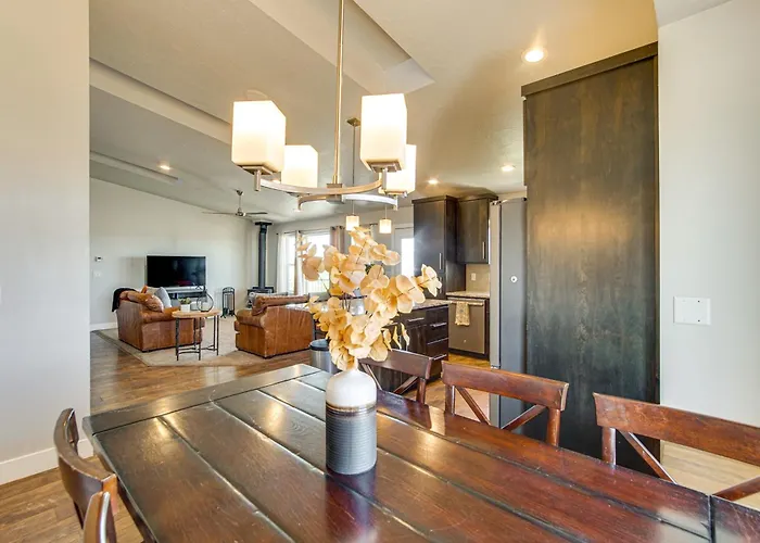 Panoramic Views: Spacious Home In Cedar City!