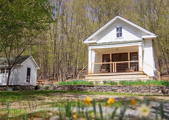 Fire Pit, Private & Stylish Birdsong Schoolhouse