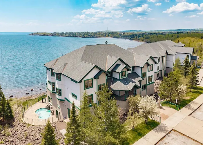 Amazing Lake View 2 Queen Bed Studio & Heated Pools