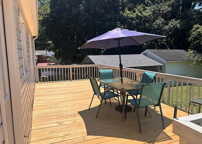 Cozy Stay Near Dt With Deck And Yard