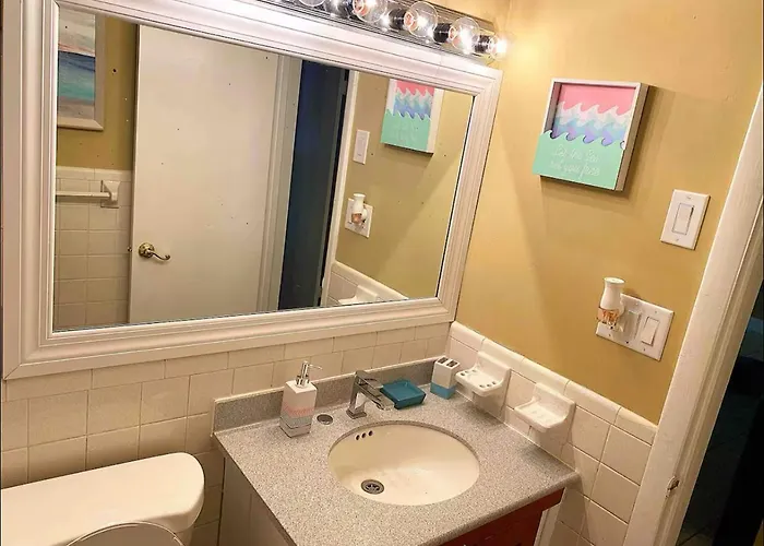 Lovely 2 Bedroom Condo With Free Parking & Wifi!!