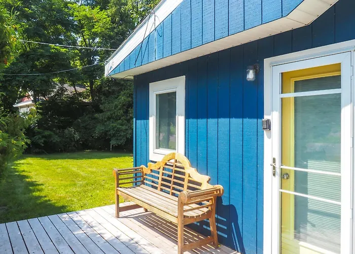 Quiet Cozy Lake House, Suttons Bay, Wood-Burner Fp
