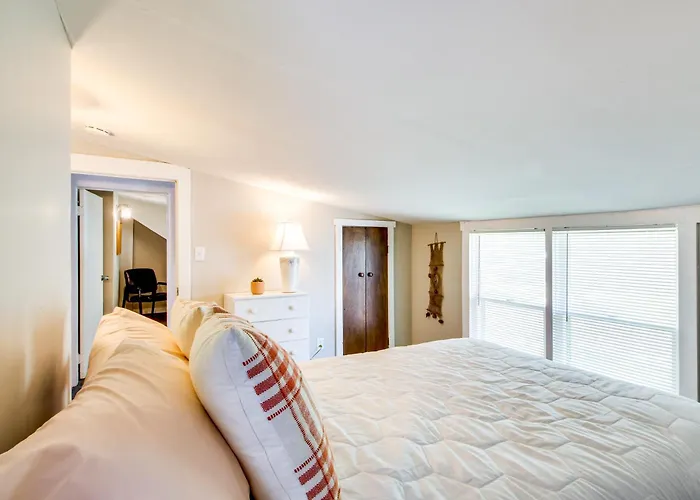 1 Mi To K-State Campus: Central Manhattan Home
