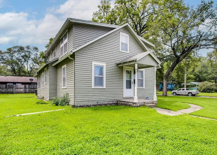 1 Mi To K-State Campus: Central Manhattan Home