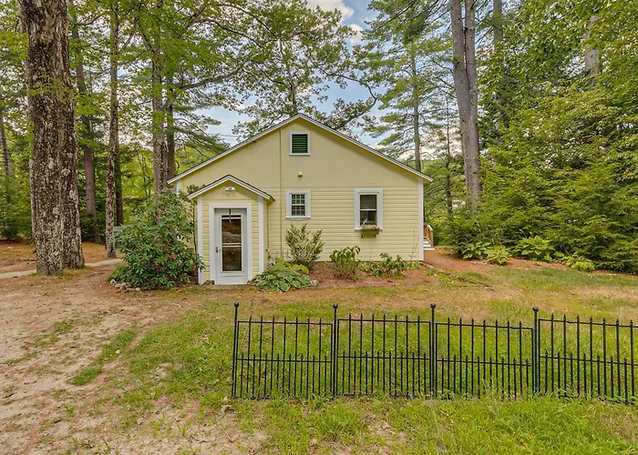 Lakefront Bradford Cottage W/ Dock, Near Skiing!