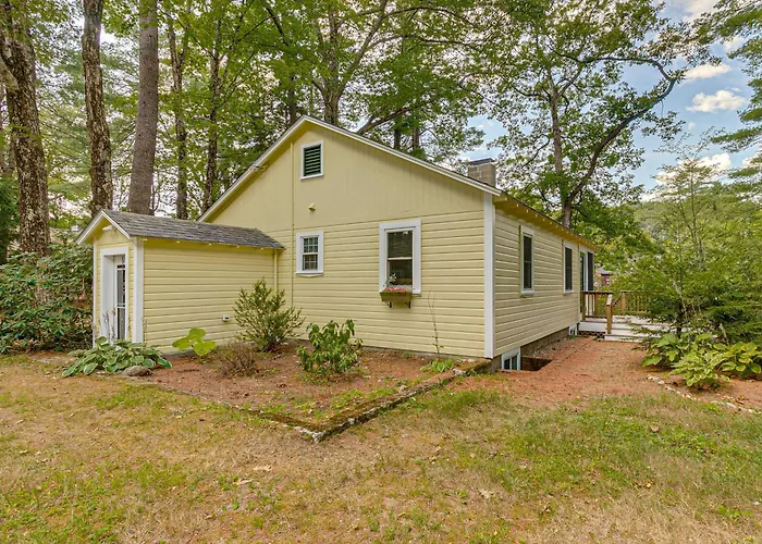 Lakefront Bradford Cottage W/ Dock, Near Skiing!