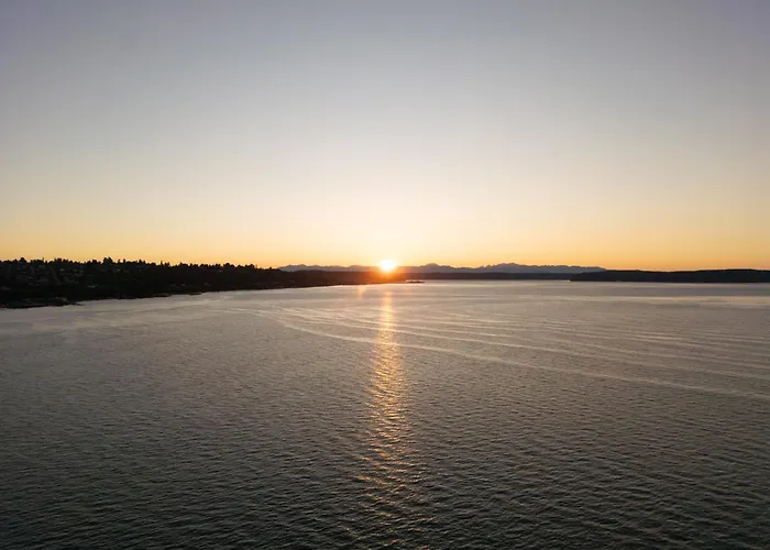 Bos Cozy Victorian Top Floor Duplex Unit With Puget Sound Views