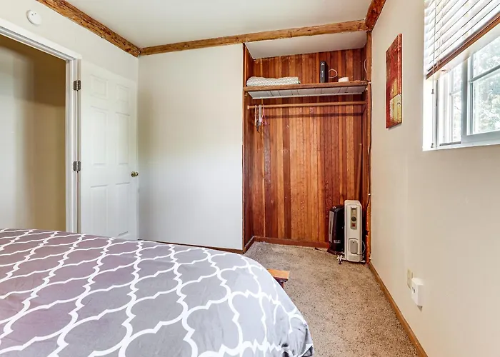 Watefront Getaway W/ Mtn Views & Dock In Clearlake