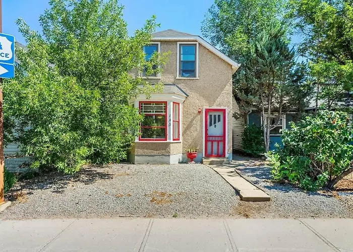 The Red Steps Away From World'S Largest Dinosaur 3Br House