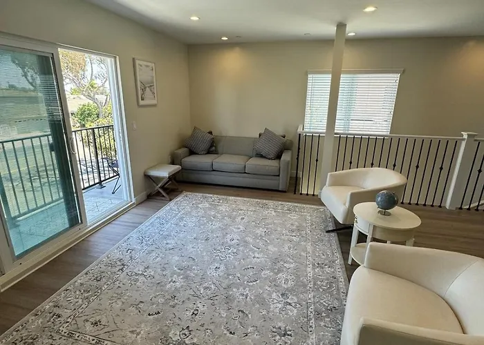 Cozy & Elegant Torrance Apartment With Balcony