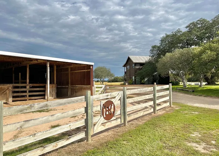 Private Cabin On 100 Scenic Acres With Balcony Views
