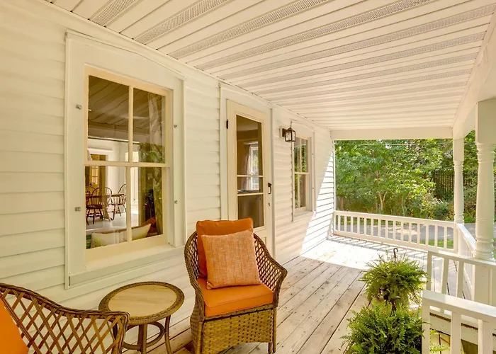 Home Close To Downtown Frankfort, Walk To Beach!