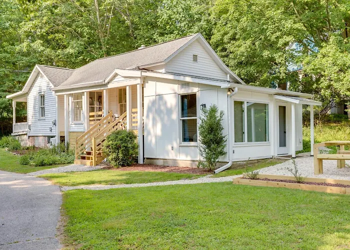 Home Close To Downtown Frankfort, Walk To Beach!