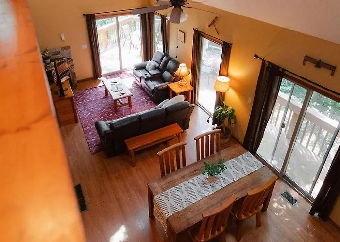 Cheerful Two Bdrm Cabin With Hot Tub & Pet Friendly