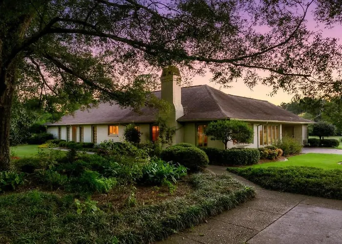 The Howell House - Picturesque Countryside Retreat