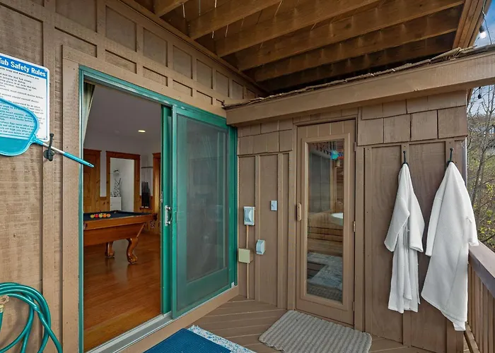 4Br Cabin With Ski Resort, Mtn Views & Hot Tub