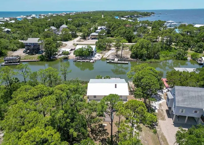 New- Canal Front 3 Bedroom Boat Dock & Launch