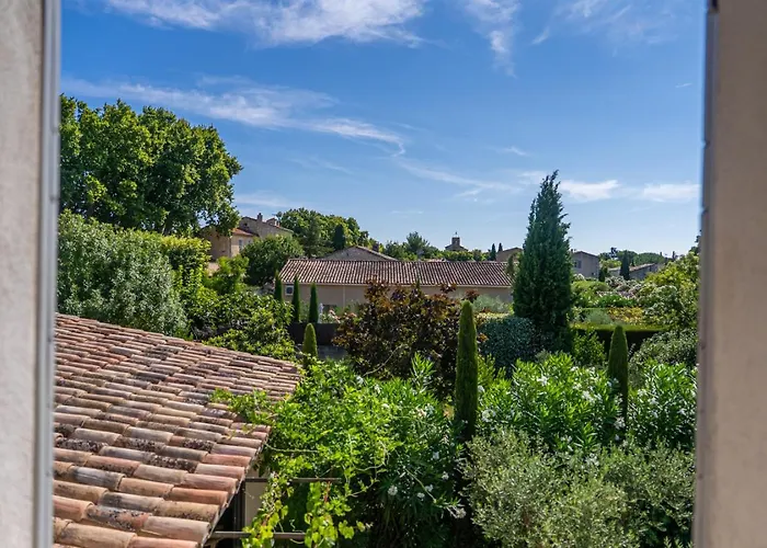 Gorgeous Village Home With Heated Pool, Ideally Located
