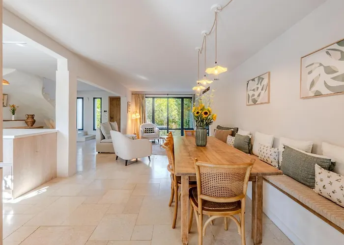 Gorgeous Village Home With Heated Pool, Ideally Located