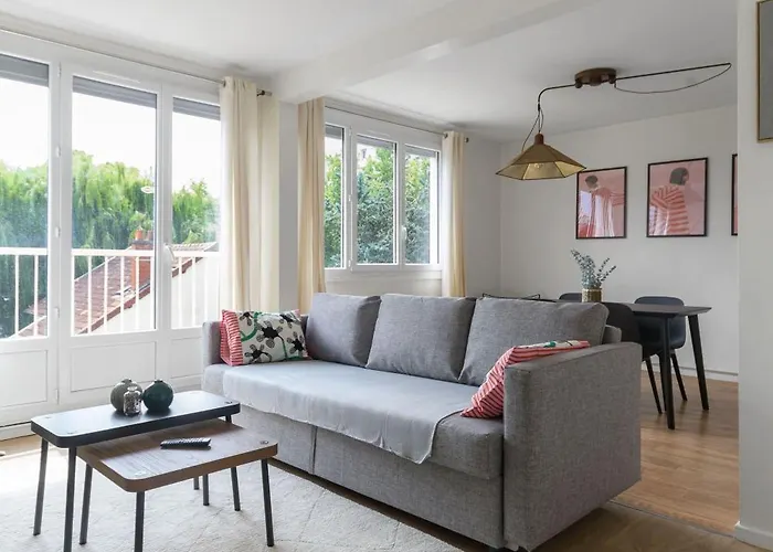 Le Raymond: Centrally Located Apartment with Parking