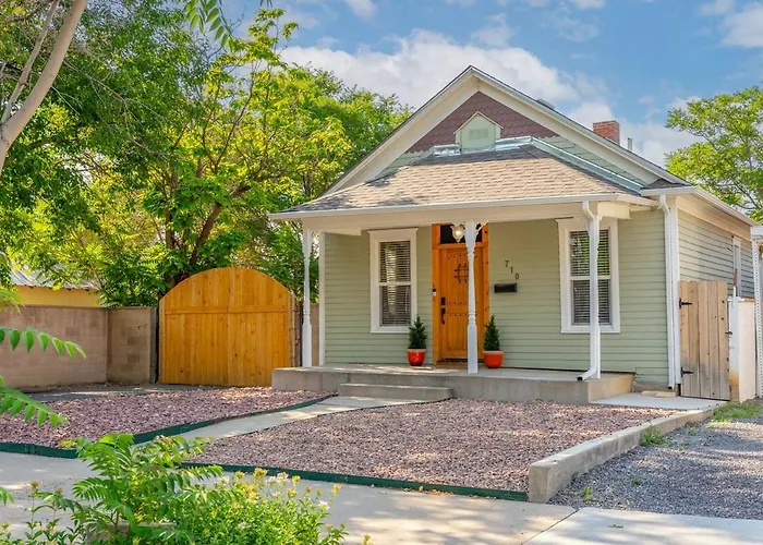Chic And Cozy Stay In Pueblo