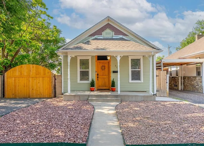 Chic And Cozy Stay In Pueblo