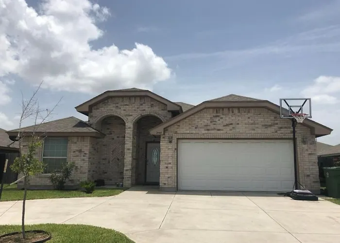 Charming 3-Bedroom Retreat In Prime Neighborhood