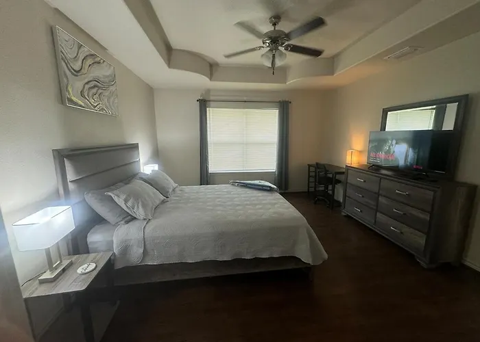 Charming 3-Bedroom Retreat In Prime Neighborhood