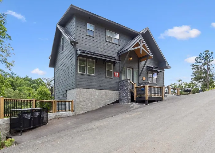 Enjoy The "Calm On The Water" In A Relaxing Luxurious Pool Cabin On The Lake!