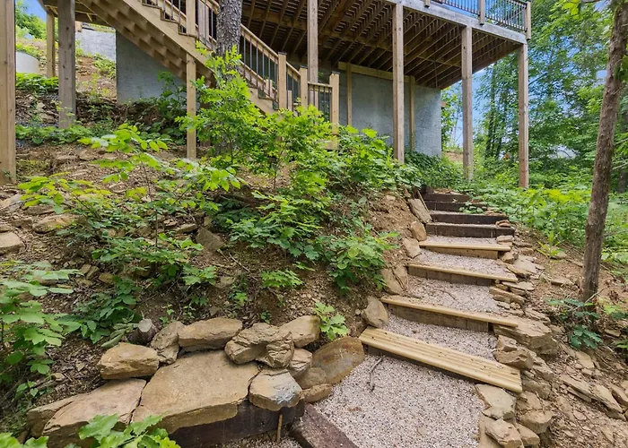 Enjoy The "Calm On The Water" In A Relaxing Luxurious Pool Cabin On The Lake!