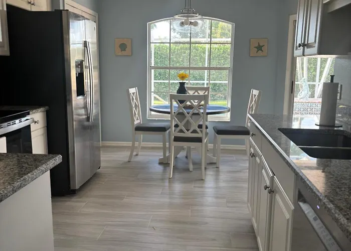 Marco Island Retreat- Close To Beach !