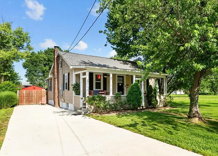 Coca Cola Cottage - Stay & Play Near Purina Farms - Dog Friendly