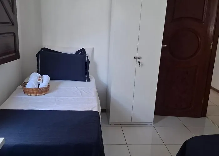 Casa com 2 quartos e 4 camas, banheiro exclusivo, cozinha e sala ampla
