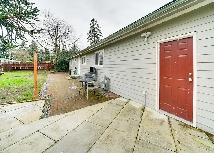 14 Mi To Dtwn Seattle: Sleek Home W/ Large Yard