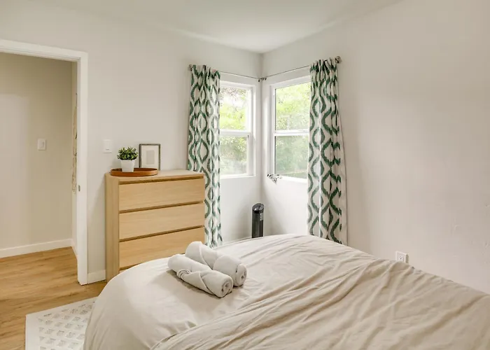 Hip Walkable Neighborhood: Condo In San Diego
