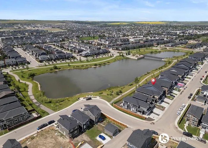 Airdrie 3Br Lake-View Home - King Suite, Fireplace, Central Ac, Double Garage