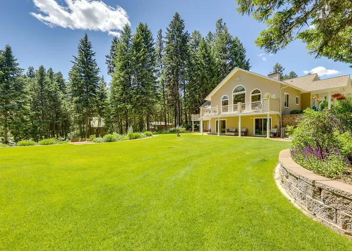 Crystal Lake Retreat: Event Villa W/ Lake Access!