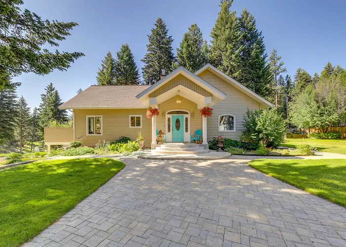 Crystal Lake Retreat: Event Villa W/ Lake Access!