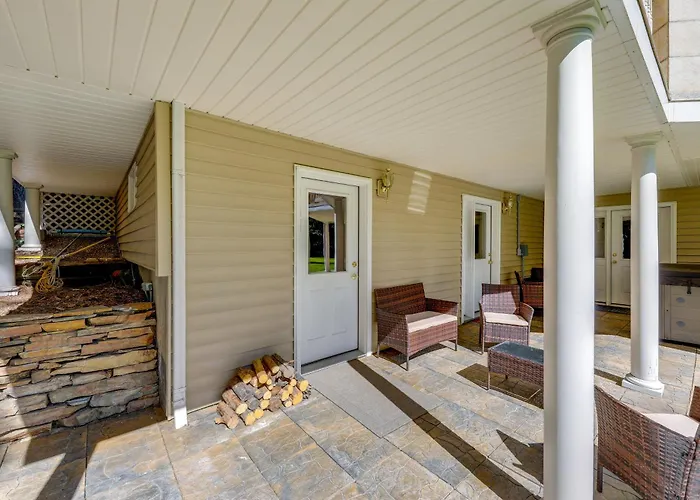 Crystal Lake Retreat Apt: Walk To Happy'S Inn!