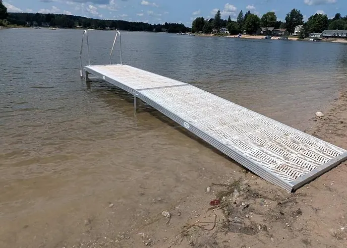 5Br Lakefront Getaway With Hot Tub