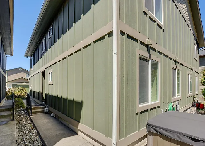 Steps To Shore: Home W/ Hot Tub In Gold Beach