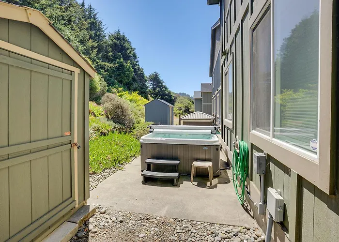Steps To Shore: Home W/ Hot Tub In Gold Beach